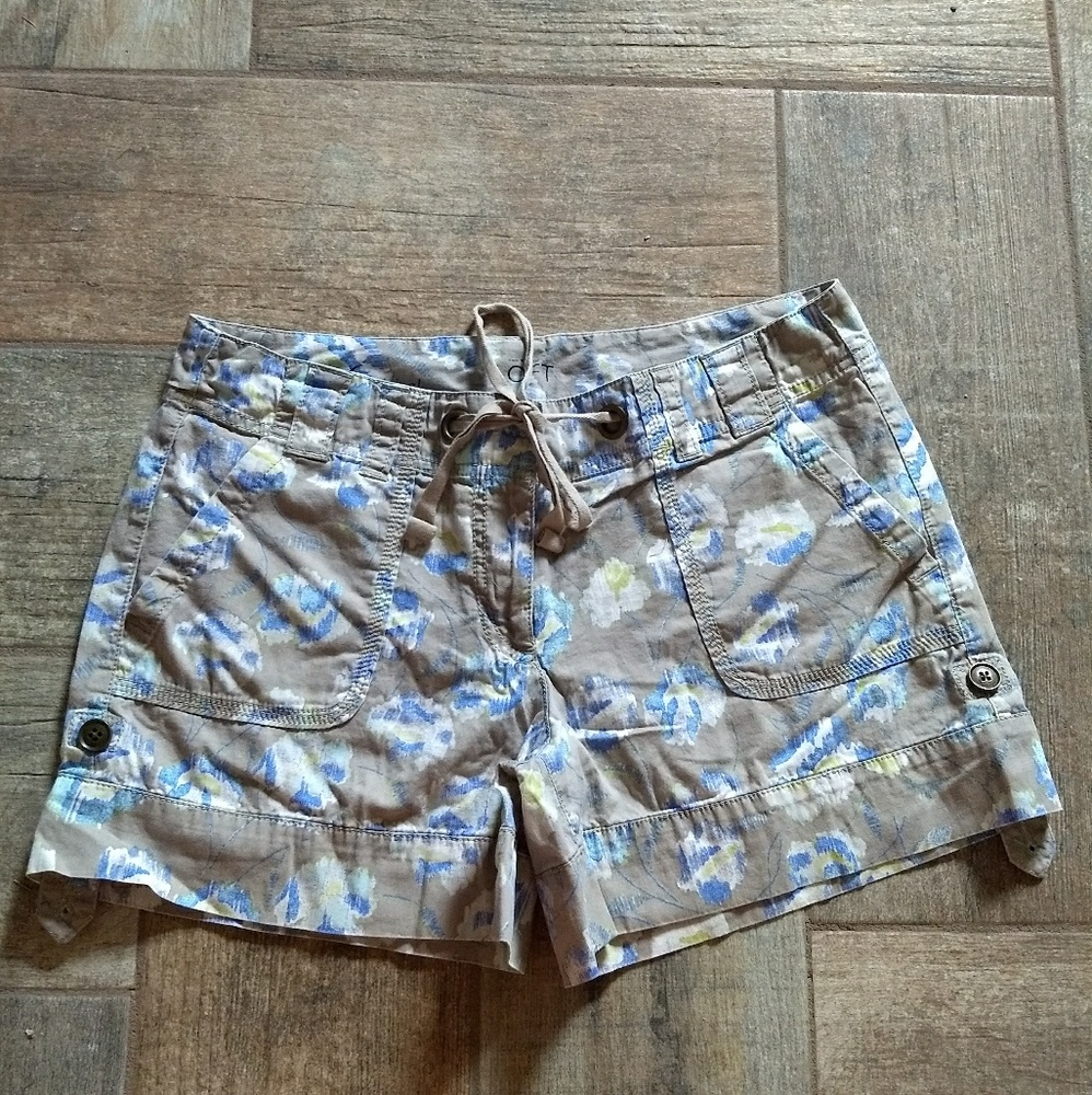 Ann Taylor LOFT tan floral shorts SIZE 6